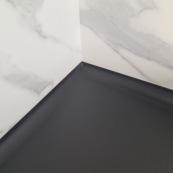 Bordo del fondo “ergonomico” e senza spigoli.  Consente una rapida pulizia